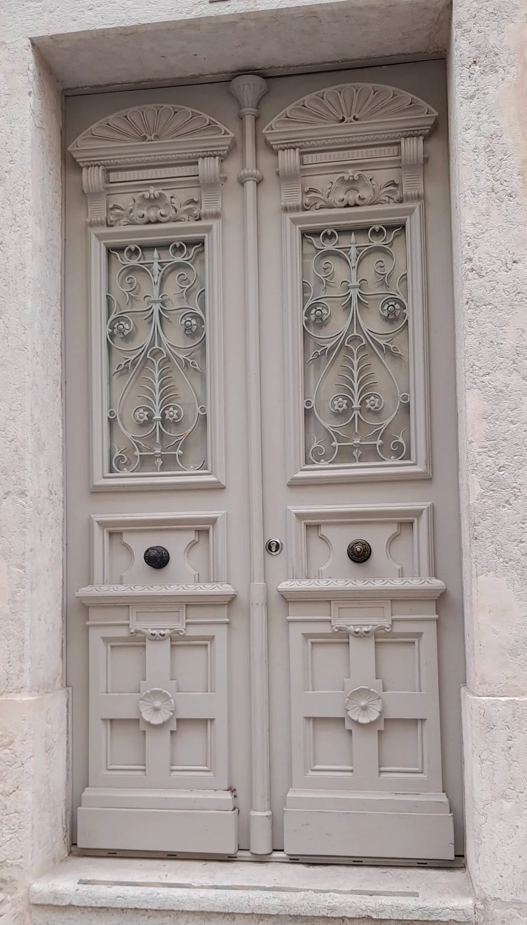 Porte ancienne restaurée par un artisan menuisier ébéniste