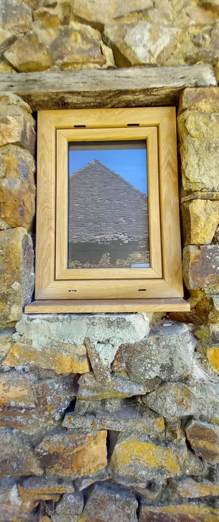 Fenêtre bois sur bâti ancien par Menuiserie Ébénisterie Delmotte-Peyronnet